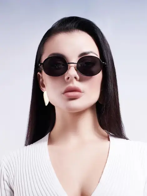 Modelo con gafas de sol de moda y reflejos solares